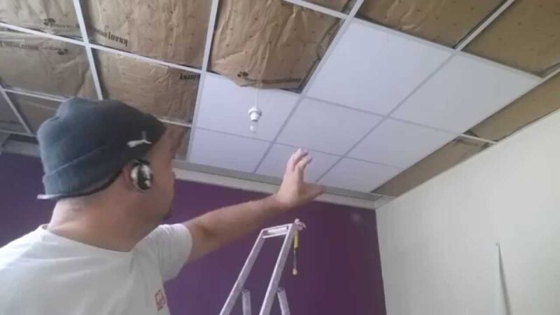 Plafond suspendu en dalles acoustiques